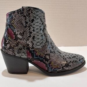 Sugar Women's Tula Ankle Booties Boots Western SZ 8 Snakeskin Pattern EUC